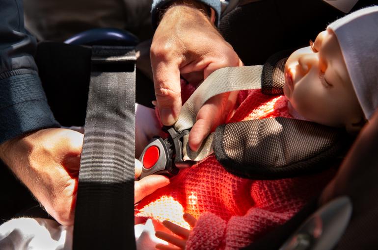 Les principales erreurs concernent la façon de fixer le siège enfant, et d'attacher la ceinture de sécurité.